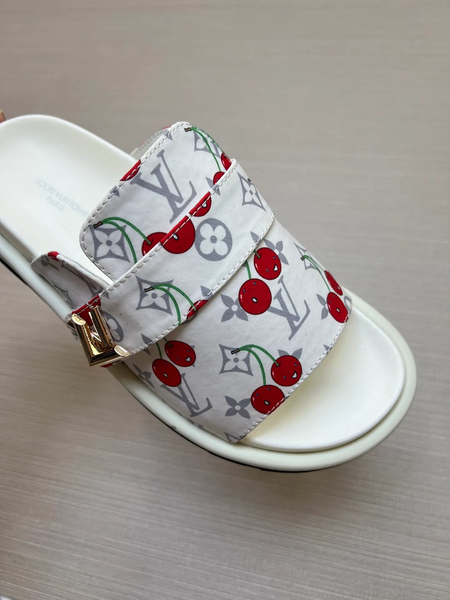 Factory price: 360💰【LOUIS VUITTON】Louis Vuitton, LV printing, men's and women's slippers are on the market, drawer box packaging with cloth bag, card, the upper pattern looks very soft and waxy, super versatile leg slimming artifact. Fabric: imported denim/canvas/old fabric, LV hardware LOGO, official website pattern printing, comfortable to wear, foot pads: high elastic men's shoes💰U water table. Sole: foam sole, heel height: about 5cm. Code number: 35-46, 35, 45, 46 are custom-made and non-returnable. Color: multiple colors and styles available.